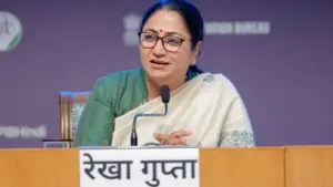 दिल्ली की मुख्यमंत्री रेखा गुप्ता ने सावदा-घेवरा में 717 झुग्गीवासियों को पक्के मकान देने का महत्वपूर्ण निर्णय लिया है। यह फैसला डूसिब की बैठक में हुआ, जिसमें 528 पात्र और 189 अपात्र लाभार्थी शामिल हैं। केंद्र सरकार प्रति लाभार्थी ₹1,12,000 की सहायता देगी।