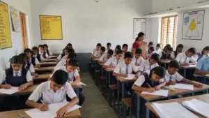 देवरिया के परिषदीय स्कूलों में अब प्रधानाध्यापक पठन-पाठन को सुव्यवस्थित करने के लिए कक्षावार और विषयवार टाइम-टेबल निर्धारित करेंगे। महानिदेशक, स्कूल शिक्षा के निर्देश पर बीएसए अमल करा रहे हैं।