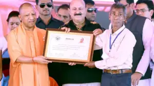 सीएम योगी आदित्यनाथ ने लखीमपुर खीरी के पलिया में थारू जनजाति और पूर्वी यूपी के परिवारों को भौमिक अधिकार पत्र दिए। उन्होंने आंगनवाड़ी भर्ती के नियुक्ति पत्र, मुख्यमंत्री आवास योजना की चाबियां, और ओडीओपी, पीएम सूर्यघर मुफ्त बिजली योजना व नाबार्ड के चेक भी लाभार्थियों को सौंपे। इस कार्यक्रम में विभिन्न सरकारी योजनाओं का लाभ सीधे जनता तक पहुंचाया गया, जिससे क्षेत्र में विकास को गति मिली।