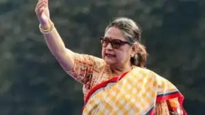 टीएमसी सांसद काकोली घोष दस्तीदार ने पार्टी के सभी पदों से इस्तीफा दे दिया है, जिससे ममता बनर्जी को बड़ा झटका लगा है। यह कदम उन्हें संसदीय दल के मुख्य सचेतक पद से हटाए जाने के बाद उठाया गया।