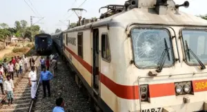 दरभंगा से नई दिल्ली जा रही बिहार संपर्क क्रांति एक्सप्रेस पर चौरी चौरा स्टेशन के पास पत्थरबाजी हुई, जिससे एसी कोच बी3 का शीशा चटक गया। हालांकि, इस घटना में किसी यात्री को चोट नहीं आई और रेलवे सुरक्षा बल ने जांच शुरू कर दी है।