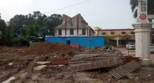 गोरखपुर रेलवे स्टेशन पर त्योहारों और विशेष अवसरों पर भीड़ प्रबंधन के लिए 3325 वर्ग मीटर में ‘होल्डिंग एरिया’ बनाया जा रहा है। यह यात्रियों को उच्चस्तरीय सुविधाएं प्रदान करेगा और दिल्ली जैसी भगदड़ की घटनाओं को रोकने में मदद करेगा, साथ ही जंक्शन का पुनर्विकास भी हो रहा है।