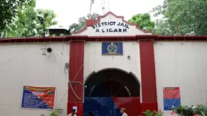 अलीगढ़ में फायरिंग कर दहशत फैलाने वाले अभिषेक गुप्ता ने जेल में हंगामा किया और अंग्रेजी में लॉरेंस बिश्नोई जैसा गैंग बनाने की बात कही। उसकी मानसिक स्थिति को देखते हुए उसे बनारस के मानसिक चिकित्सालय भेज दिया गया, जहां उसकी मां की मृत्यु के बाद हालत बिगड़ी थी।
