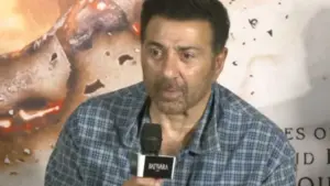 सनी देओल पाकिस्तान को लेकर दिए गए बयान की वजह से सोशल मीडिया यूजर्स के निशाने पर आ गए हैं, जहां उन्हें लोग खरी-खोटी सुना रहे हैं।